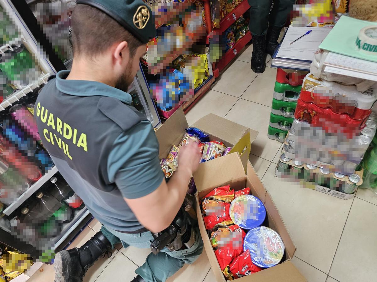 Un agente, durante la inspección a bazares de Córdoba.