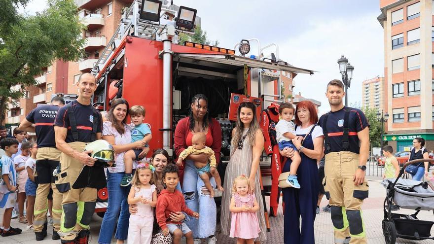 Los niños de Teatinos juegan a ser bomberos de Oviedo por un día: «Se les ilumina la cara cuando nos ven llegar»