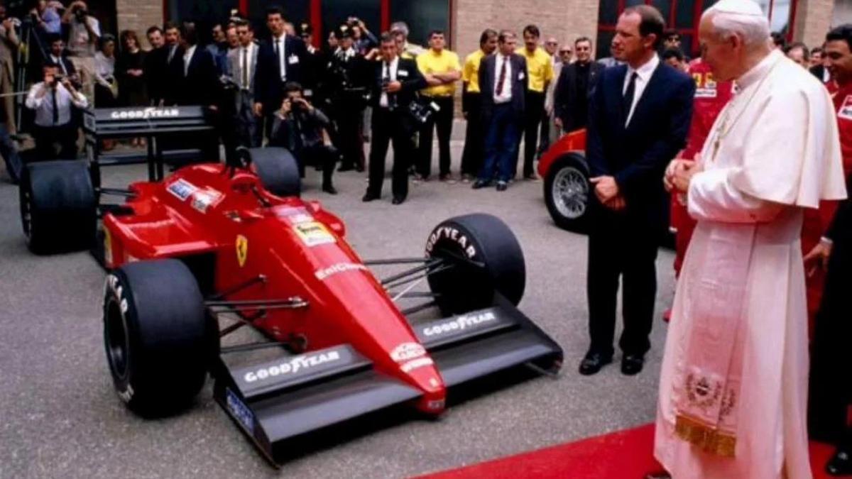 Juan Pablo II mirando el Ferrari F187C de la temporada 1988 de Fórmula 1