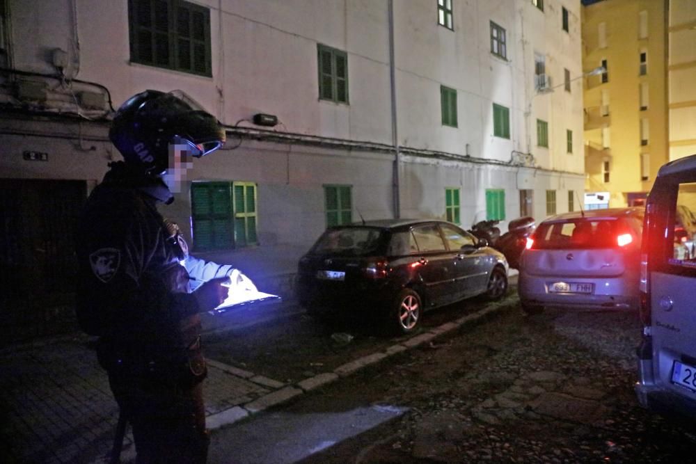 La Policía Local cierra Corea para retirar vehículos con irregularidades