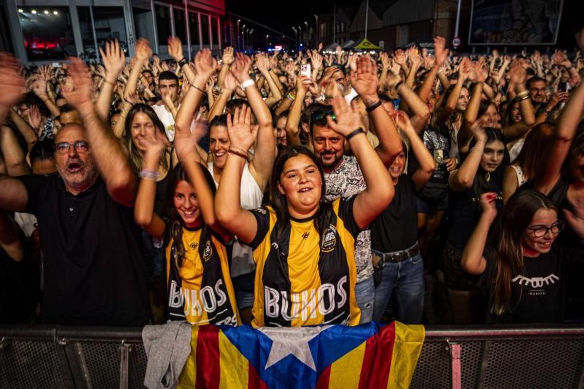 L'actuació de Buhos va omplir el carrer Sallent
