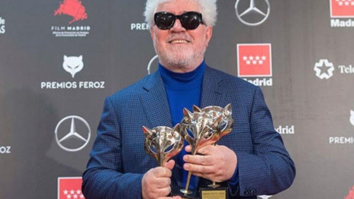 Almodóvar, con los tres premios Feroz de 2020.  | // E.P.