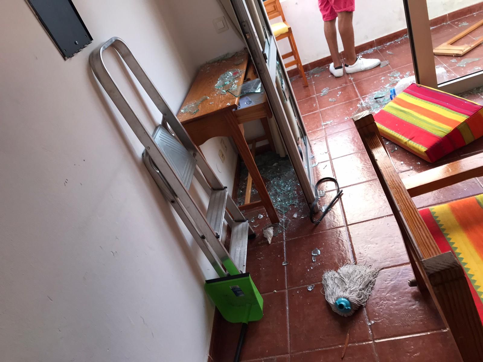 Destrozos en los apartamentos Puerto Bello, en Puerto Rico (Mogán)