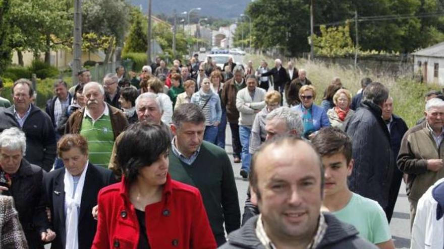 La caminata partió de la Praza da Feira y remató junto a la iglesia de Manduas.  // Bernabé/Gutier