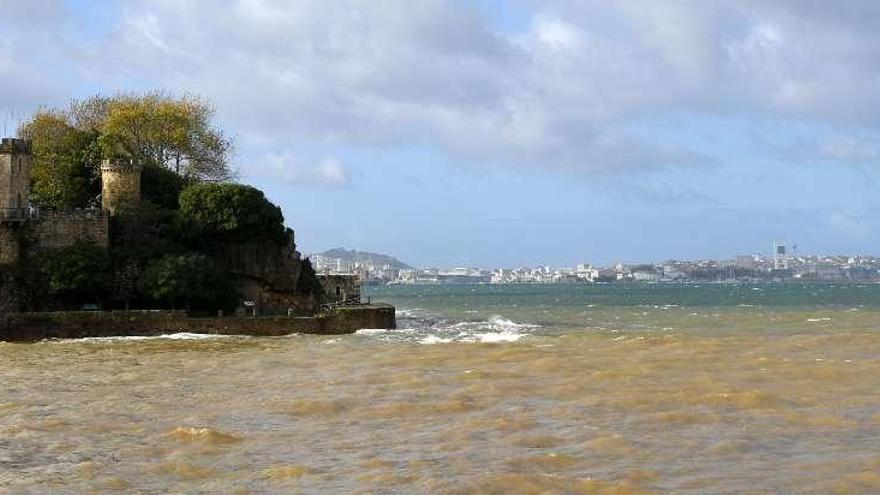 Los lodos tiñen de marrón el mar de Santa Cruz, este lunes.