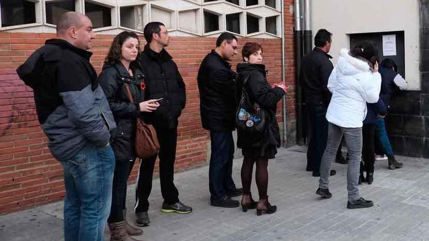 Los aficionados retiran sus entradas durante la tarde de ayer.