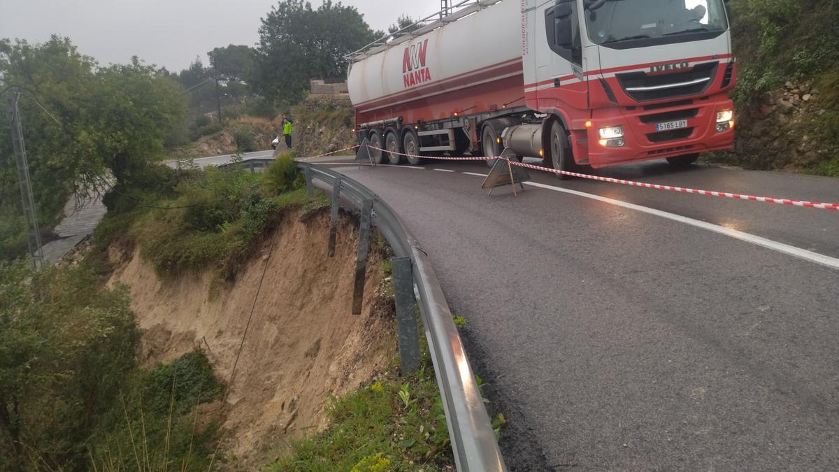 El camión de pienso ha pasado por el tramo en cuya ladera se ha producido un derrumbe