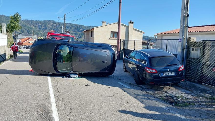 Herida leve una mujer al volcar su vehículo en A Madalena