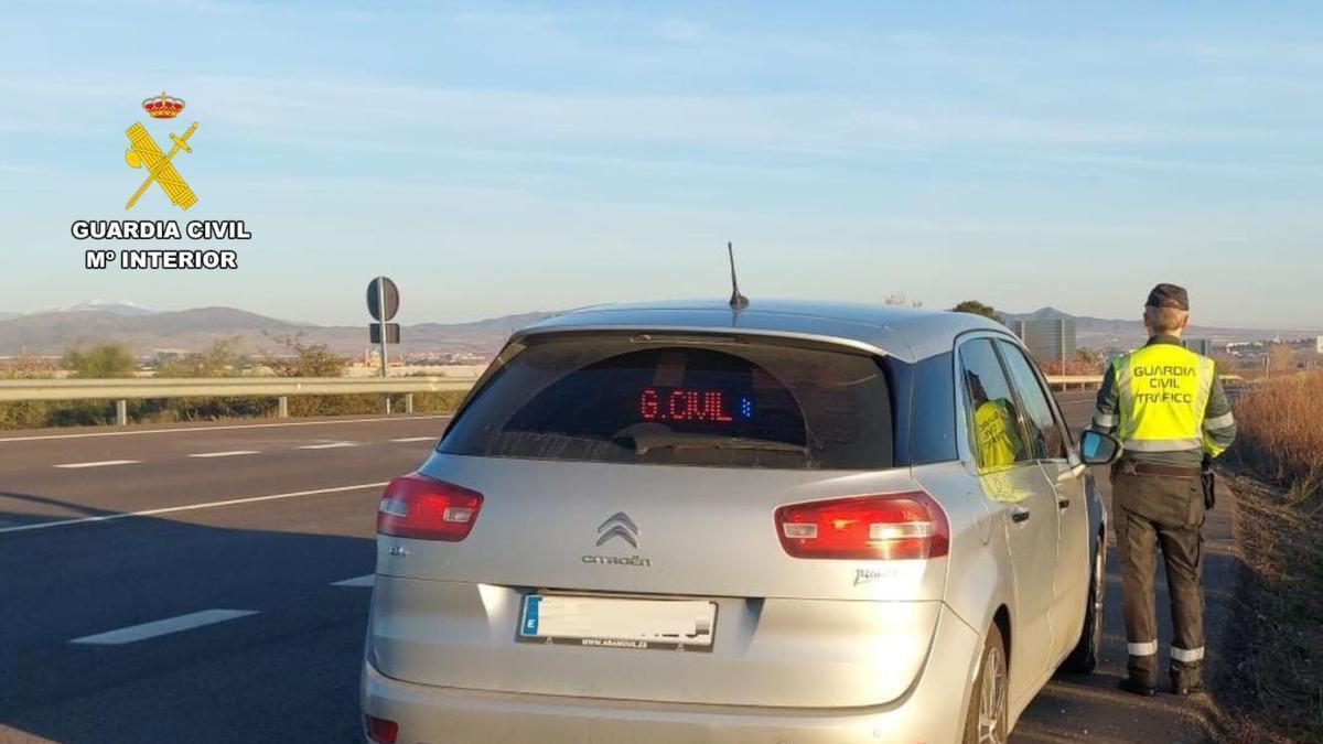Momento de la intervención de la Guardia Civil a la altura de Gallur.