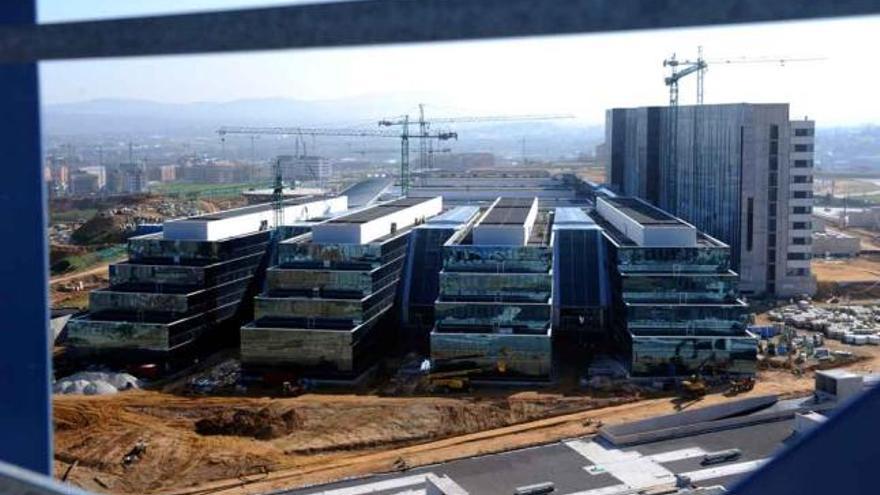 Aspecto de las obras del Hospital Universitario Central de Asturias (HUCA), vistas desde un edificio colindante.