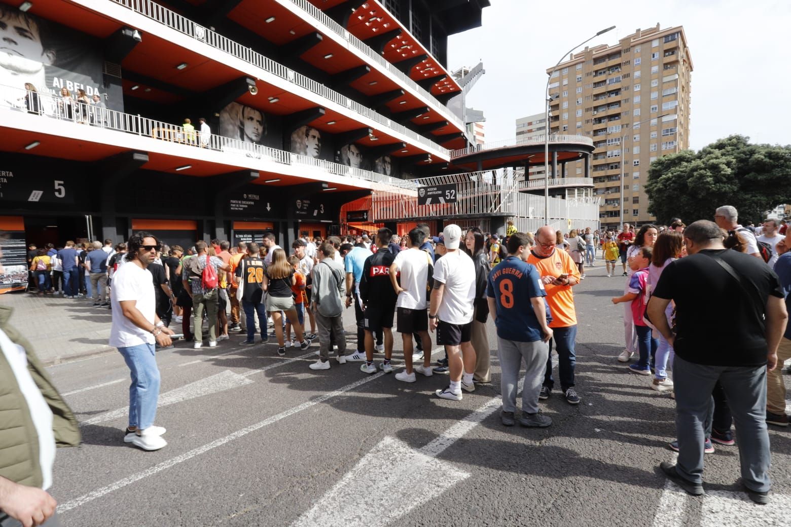 La afición del Valencia CF protesta ante Mestalla