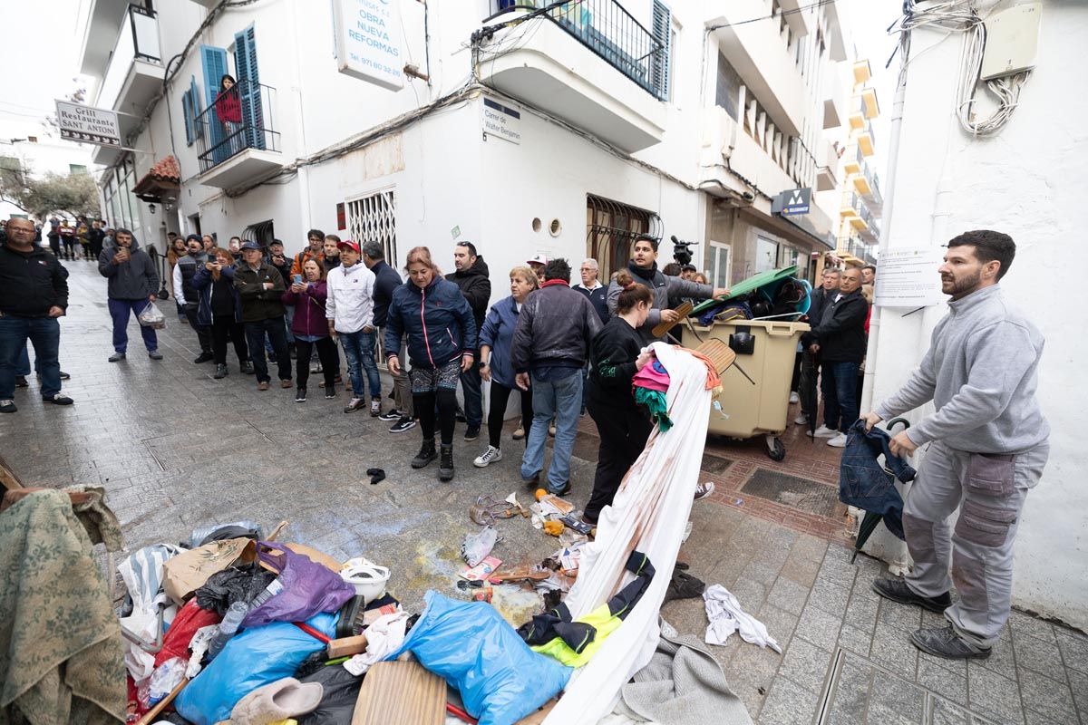 Mira aquí las imágenes de cómo decenas de vecinos echan a los okupas de Sant Antoni