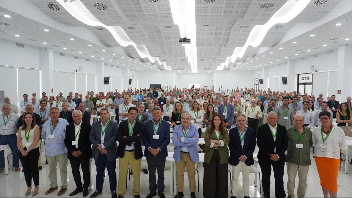 Foto de familia de la asamblea de Dcoop, celebrada este jueves en Antequera (Málaga), con Antonio Luque en el centro de la imagen.