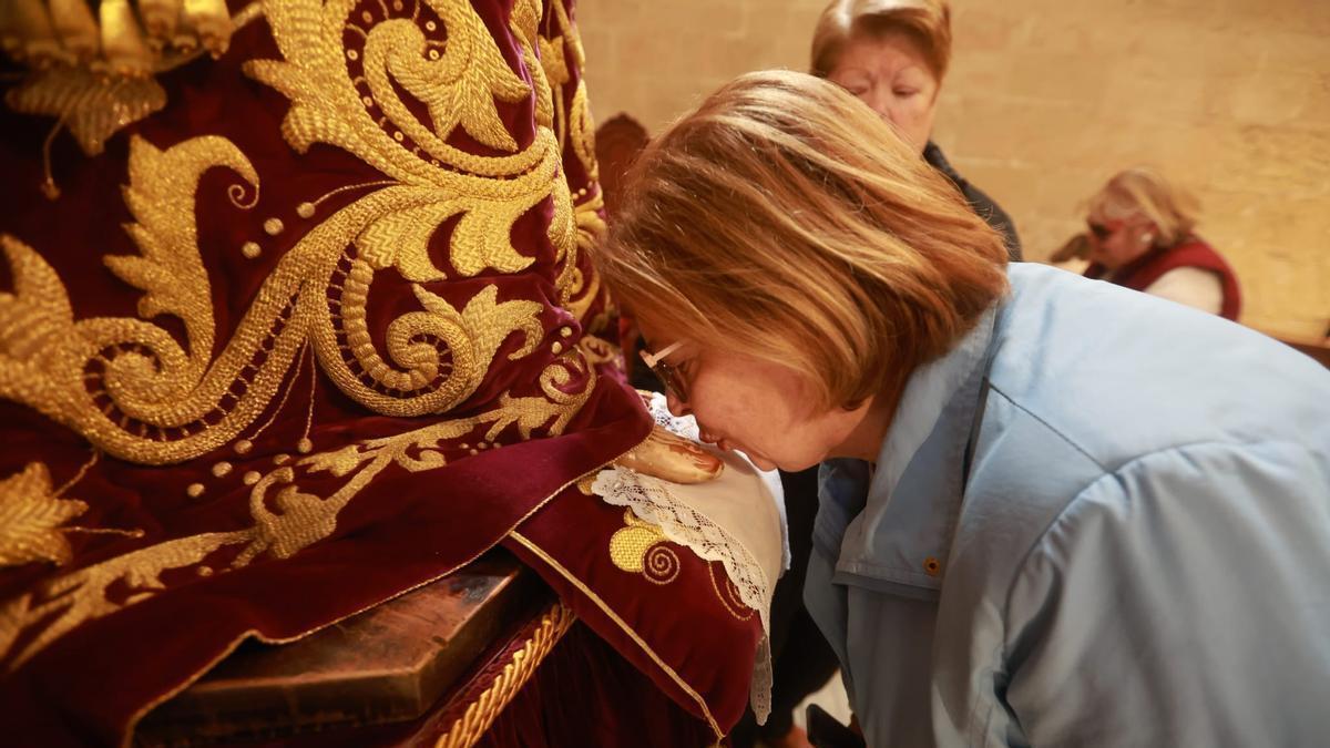 Cientos de files acuden al tradicional besapié al patrón de Orihuela