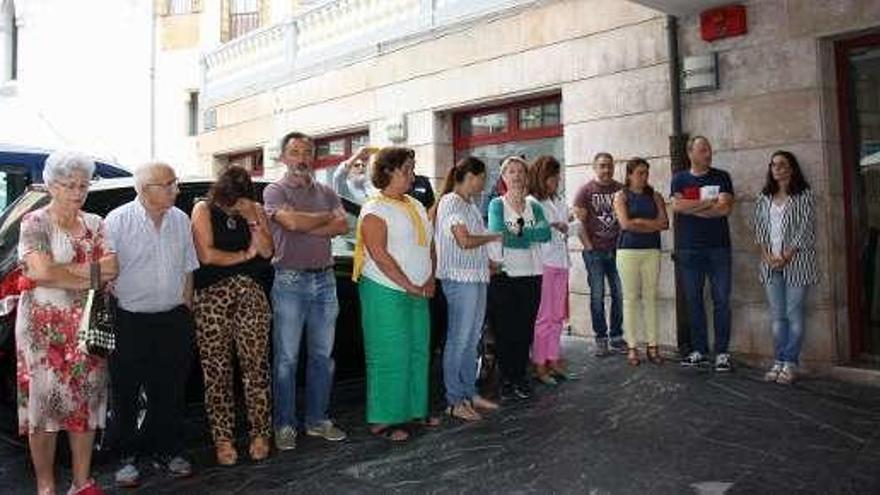 Vecinos y autoridades, ayer, al mediodía, en el minuto de silencio convocado delante del Ayuntamiento de Cudillero.