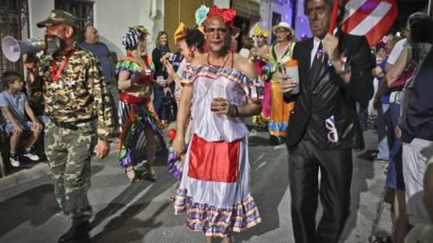 Fidel Castro celebra su nueva amistad con Obama en Benilloba seguido de los cubanos y cubanas.