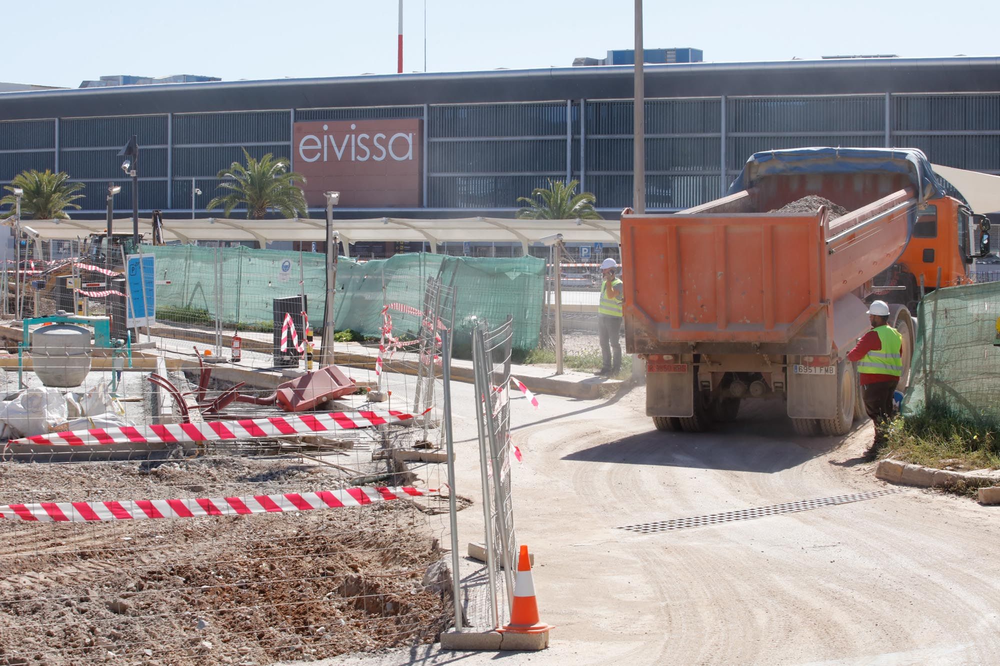 Obras en el aparcamiento del aeropuerto de Ibiza