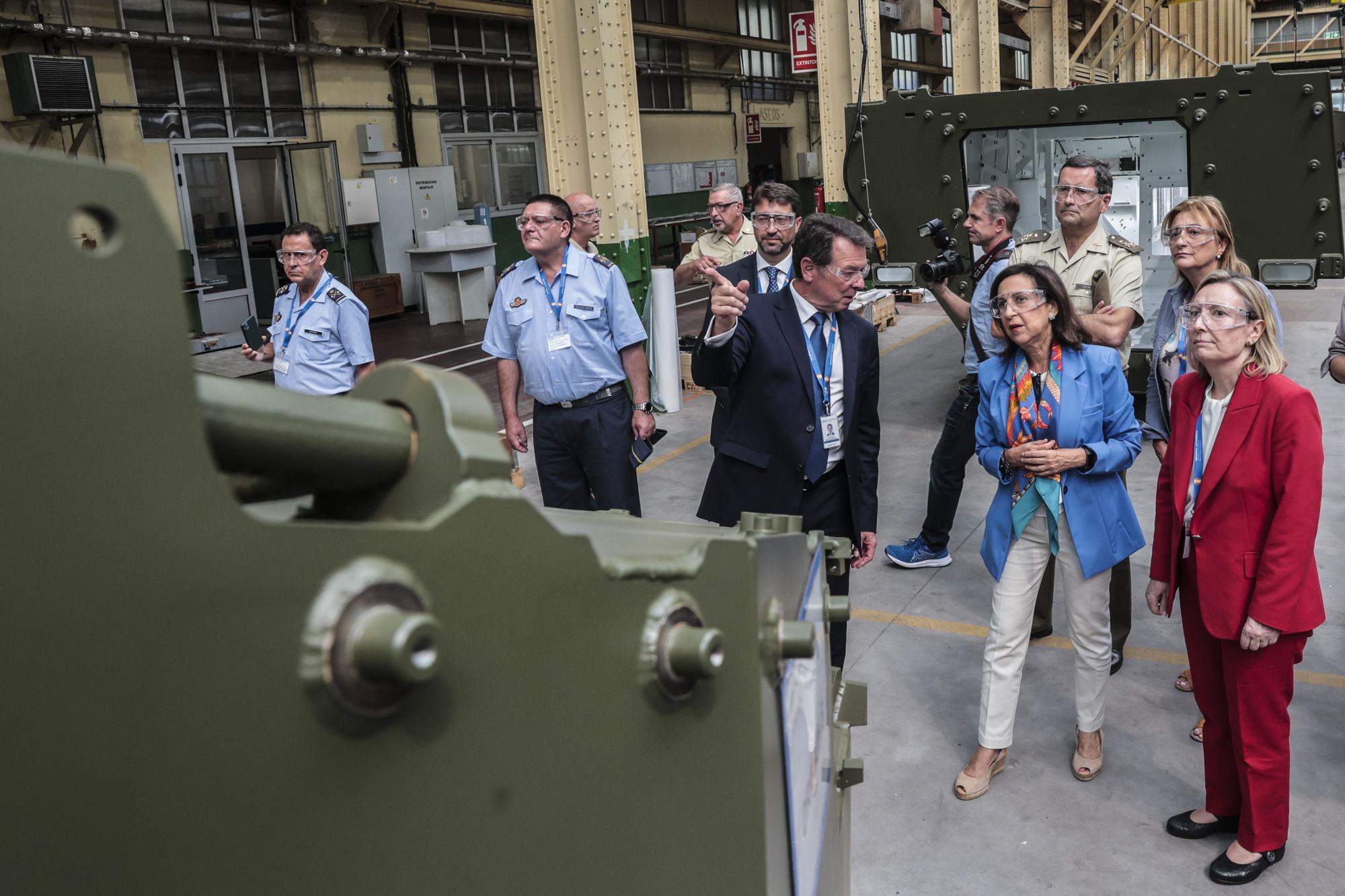 En imágenes: así fue la visita de la ministra Margarita Robles a la Fábrica de Armas de Trubia