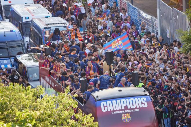 ¡De locos! Las mejores imágenes de una ciudad entregada al Barça