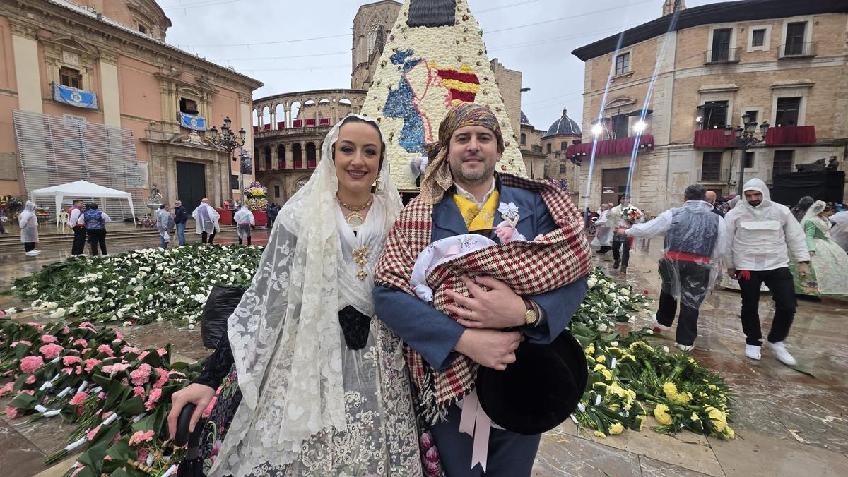 Rocío Gil, su pareja y su bebé en la Ofrenda