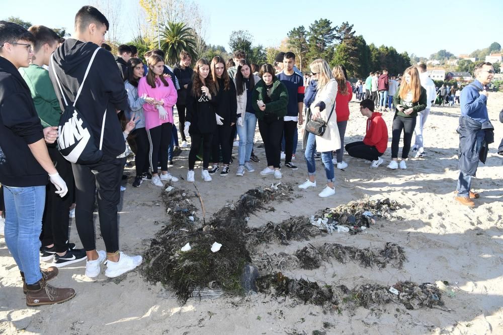 Más de 1.200 niños del Hogar de Santa Margarita recogen residuos en la playa de Gandarío para hacer esculturas.