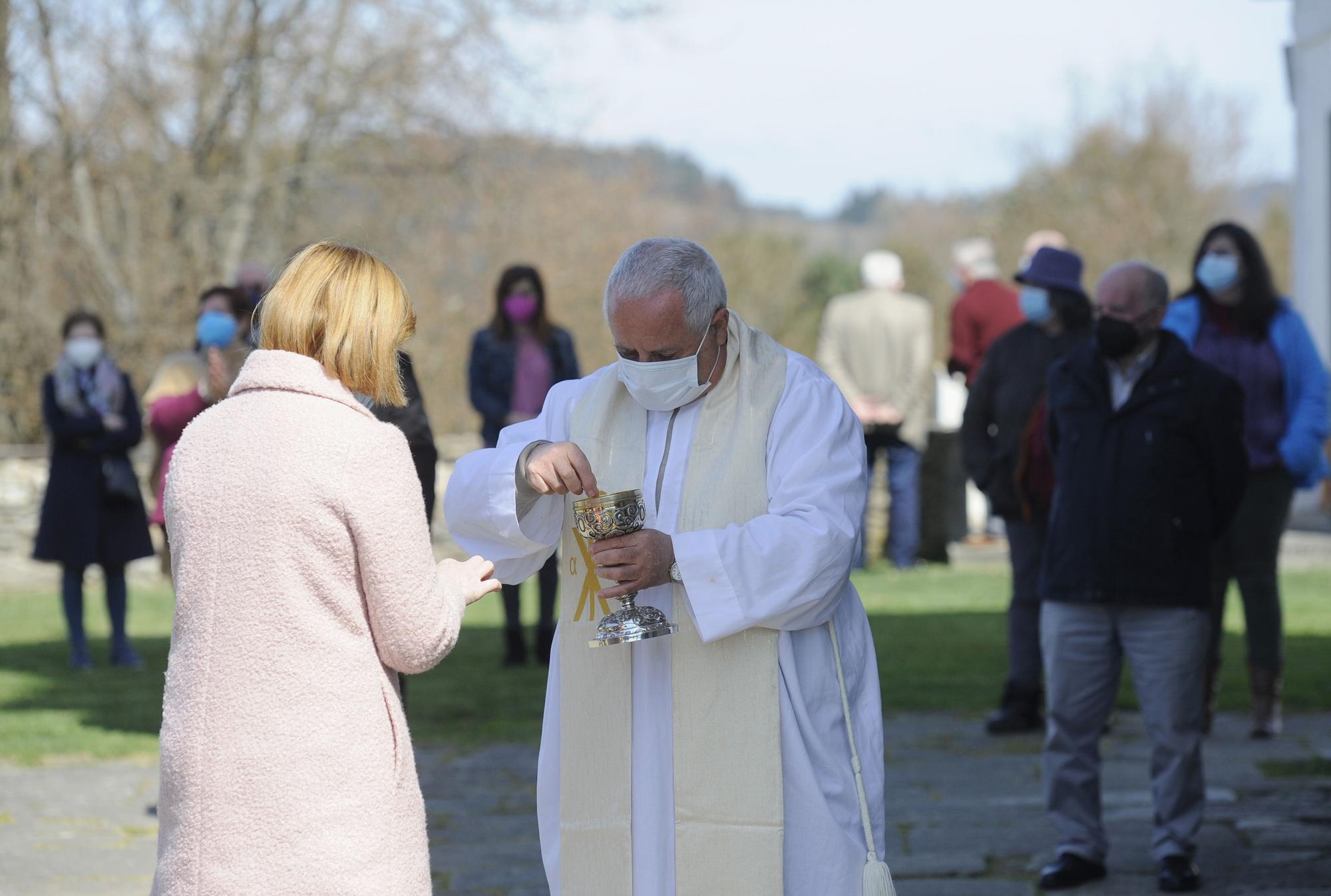 'O Corpiño pequeno' reparte sus feligreses entre su templo y Facebook