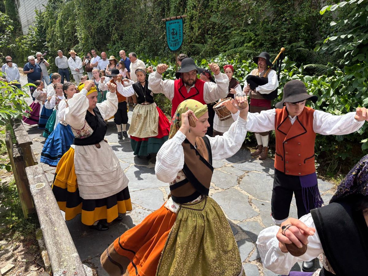 El grupo de baile "La Corte" de Enverniego baila ante el Museo Vaqueiro.