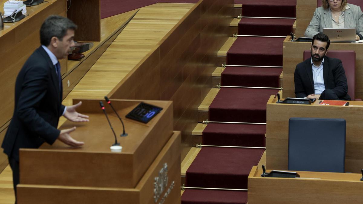 El 'president' de la Generalitat, Carlos Mazón, interviene en la sesión de control ante el síndic del PSPV, José Muñoz