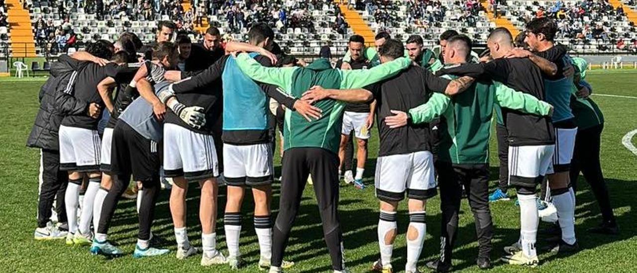 Piña de los jugadores del CD Badajoz en el Nuevo Vivero.