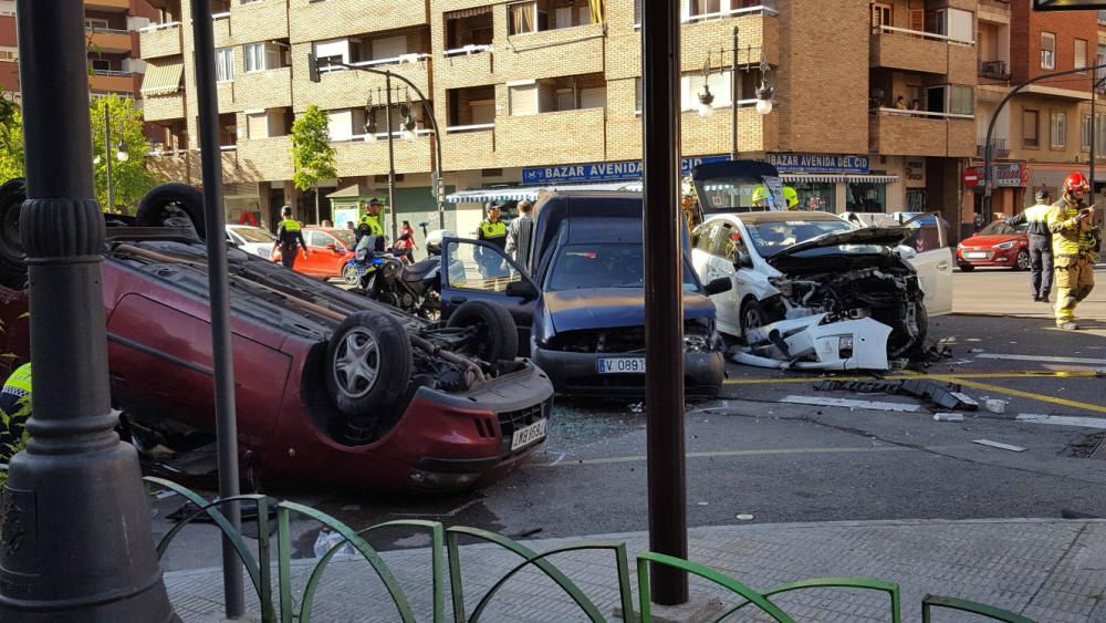 Espectacular accidente en la avenida del Cid de València