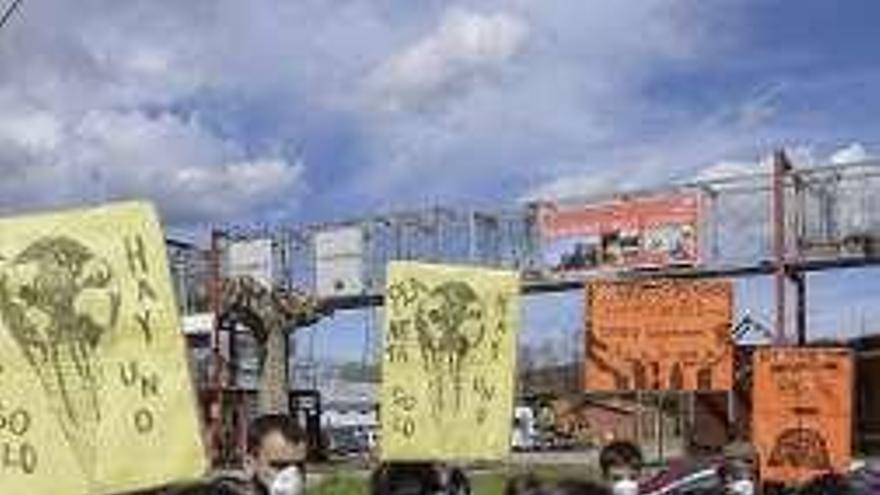 Manifestantes, ayer, en Trasona.