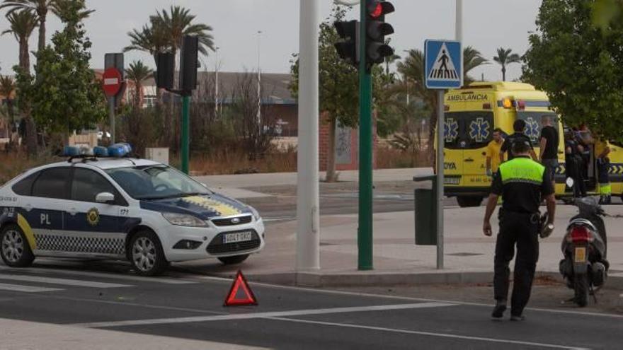 Accidente entre una moto y un turismo