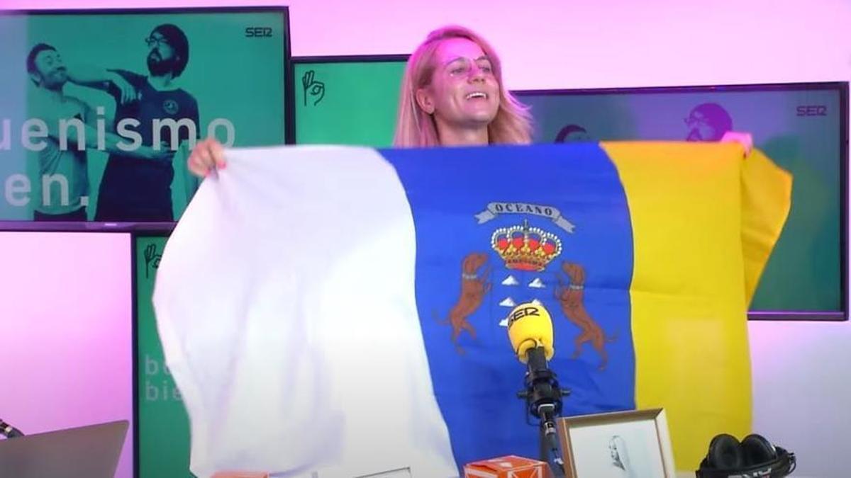 Henar Álvarez con la bandera de Canarias.