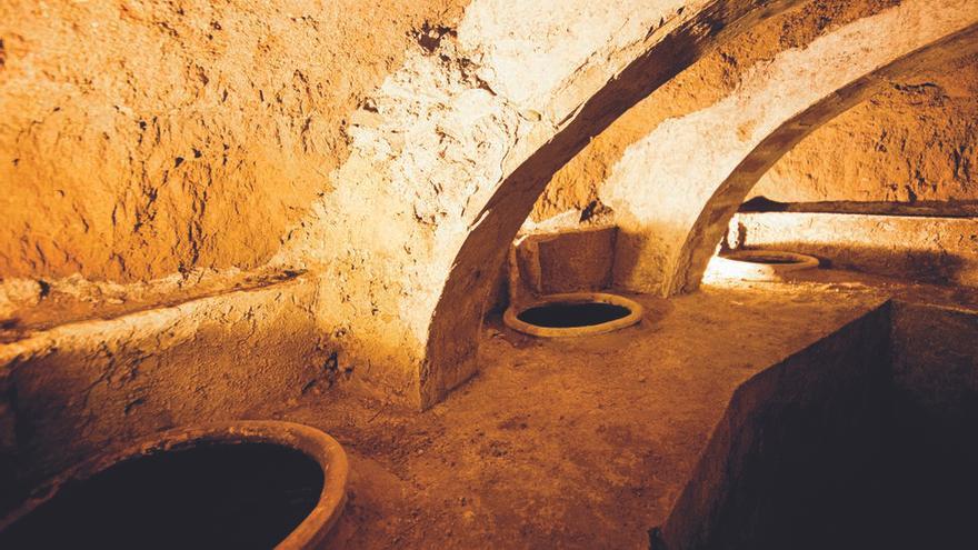 Centenares de familias han ido transmitiendo en Utiel de generación en generación la traidición milenaria del vino en bodegas subterráneas.