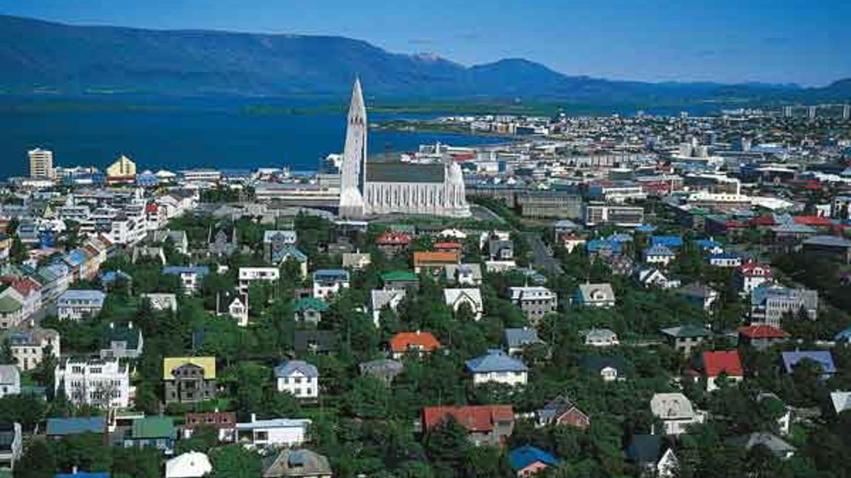 Vista de la ciudad dominada por la imponente iglesia Hallgrímskirkja.