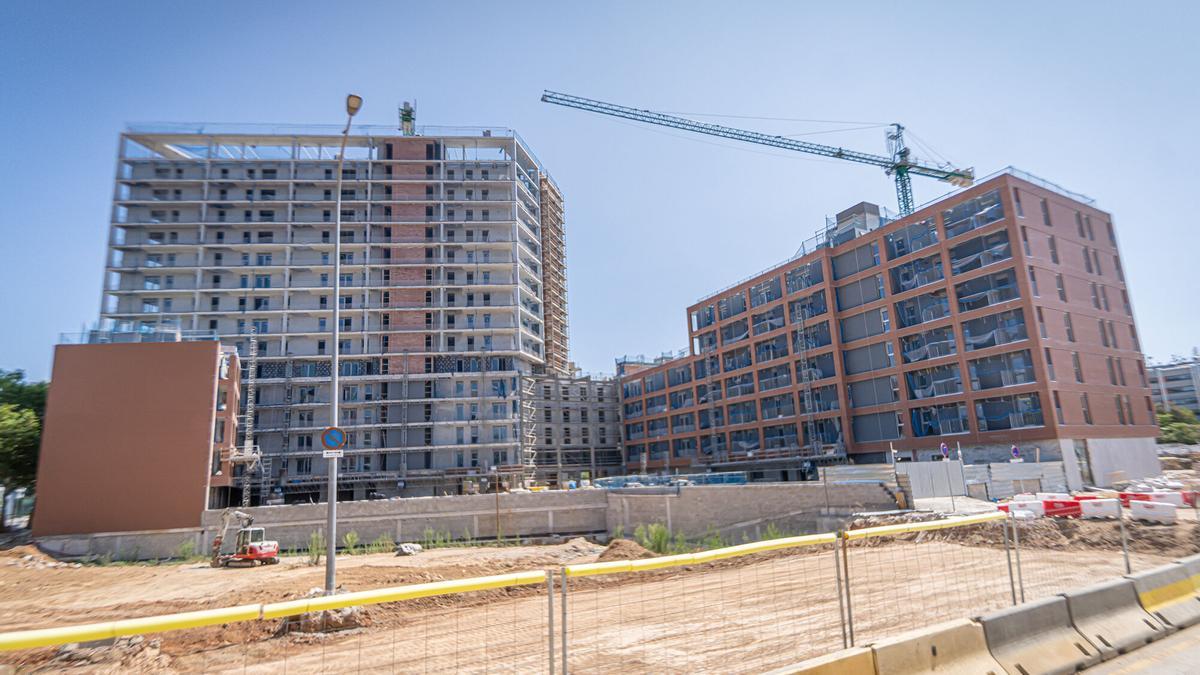 Obras para la construcción de vivienda en La Marina del Prat Vermell, Barcelona.