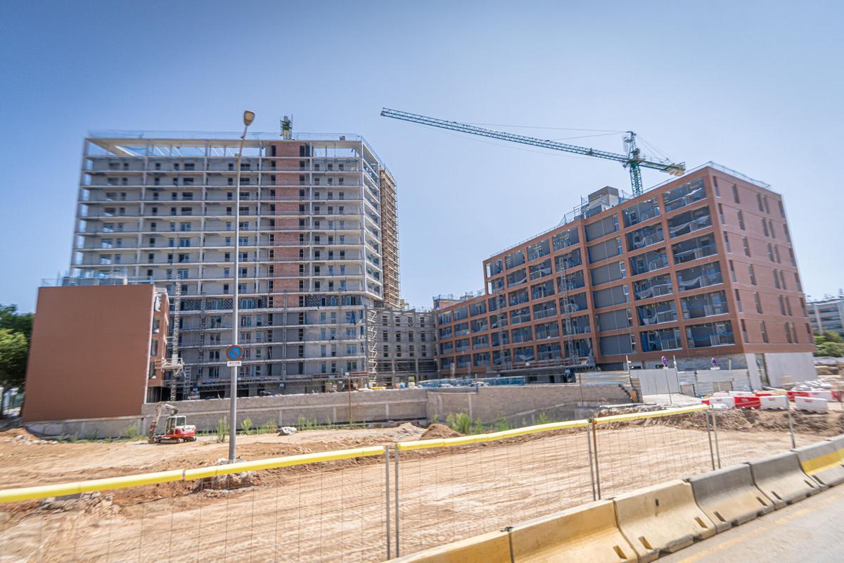 Barcelona 03/08/2025 Economía. Hogares unipersonales e incorporación de nuevos residentes: así es la nueva ecuación de la vivienda en España - Cada vez vivimos más solos - El déficit de vivienda en una sociedad envejecida - Viviendas más flexibles - Políticas públicas. Vistas de viviendas en Barcelona. Obras para la construcción de vivienda. La Marina del Prat Vermell. Imágenes Panorámicas. AUTOR: MANU MITRU