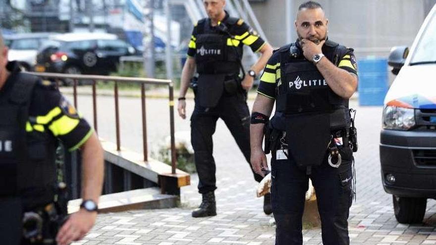 La policía holandesa evacúa el auditorio Maassilo, en Rotterdam. // Efe