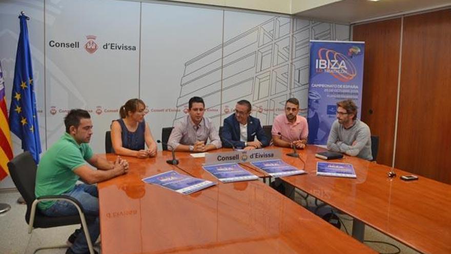 Pepe Verdera, Mar Sánchez, Rafa Triguero, José Hidalgo, Eusebio Noguera y Juanjo Serra, durante la rueda de prensa.