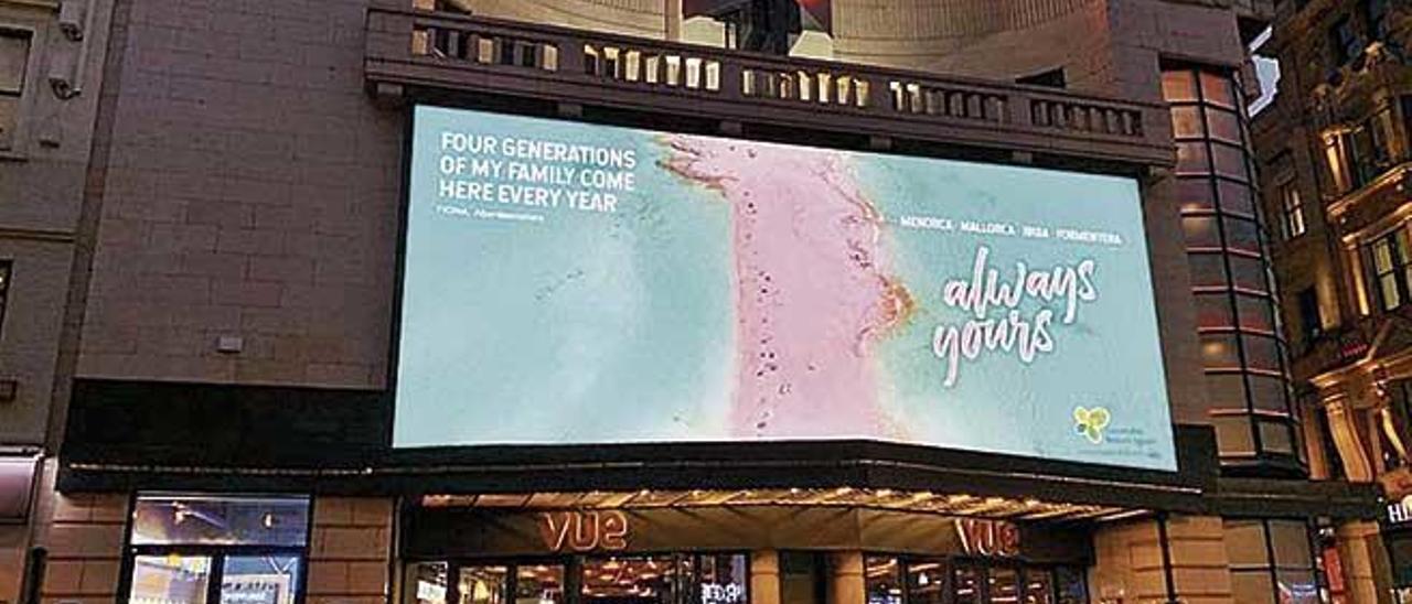 El anuncio, proyectado ayer en  Leicester Square, en Londres.