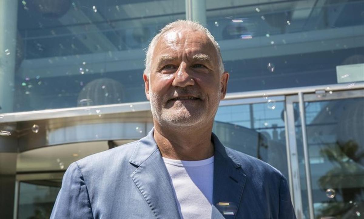 El fundador i principal accionista de Desigual, Thomas Meyer, davant la seu a Barcelona. El fundador i principal accionista de Desigual, Thomas Meyer, davant la seu a Barcelona.