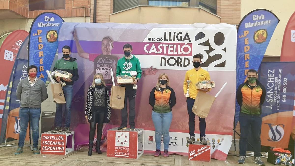 Álex Marín (CM At-zenet), en el centro, ganador de la XXIII Marxa de Borriol, seguido de Guillermo Albert (AVT Alfondeguilla) y Andrés Pascual (CT Davima).