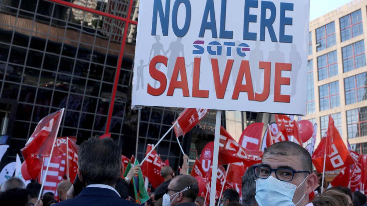 Manifestantes frente a la sede Caixabank.