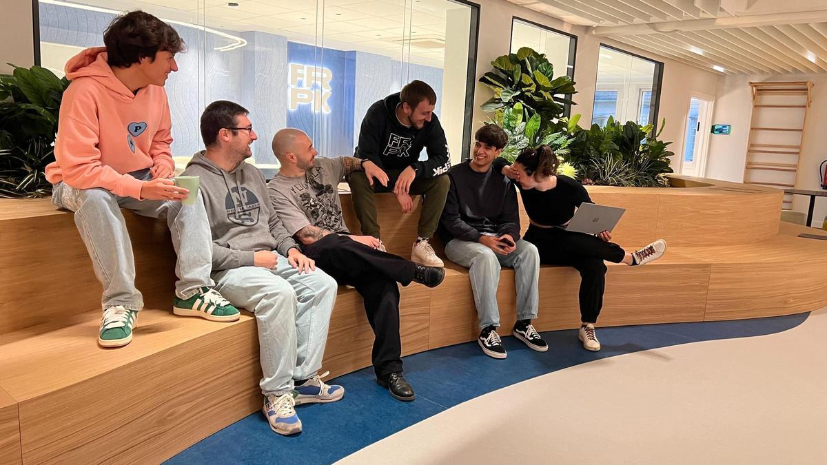 Un grupo de profesionales de Freepik en su sede central en Málaga, en la céntrica calle Molina Lario, donde trabajan 300 de las 400 personas que conforman su plantilla.