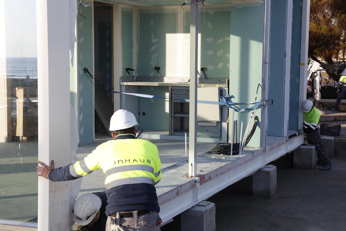 Así ha sido la instalación chiringuitos modulares de la Malva-rosa Así ha sido la instalación chiringuitos modulares de la Malva-rosa