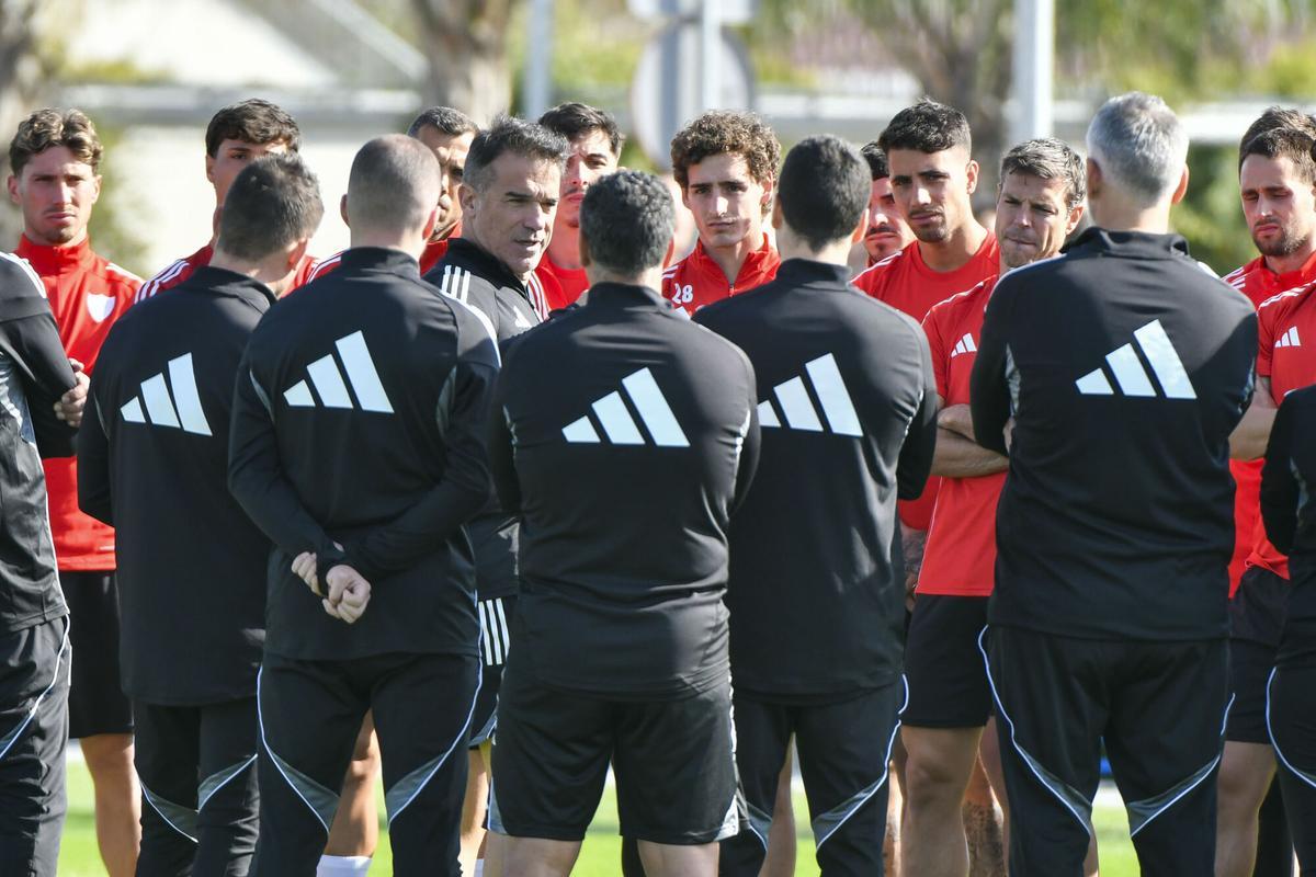 El nuevo técnico del Sevilla, Luis García Plaza, ha conocido a sus jugadores y entrenado este miércoles por vez primera en la CD José Ramón Cisneros Palacios