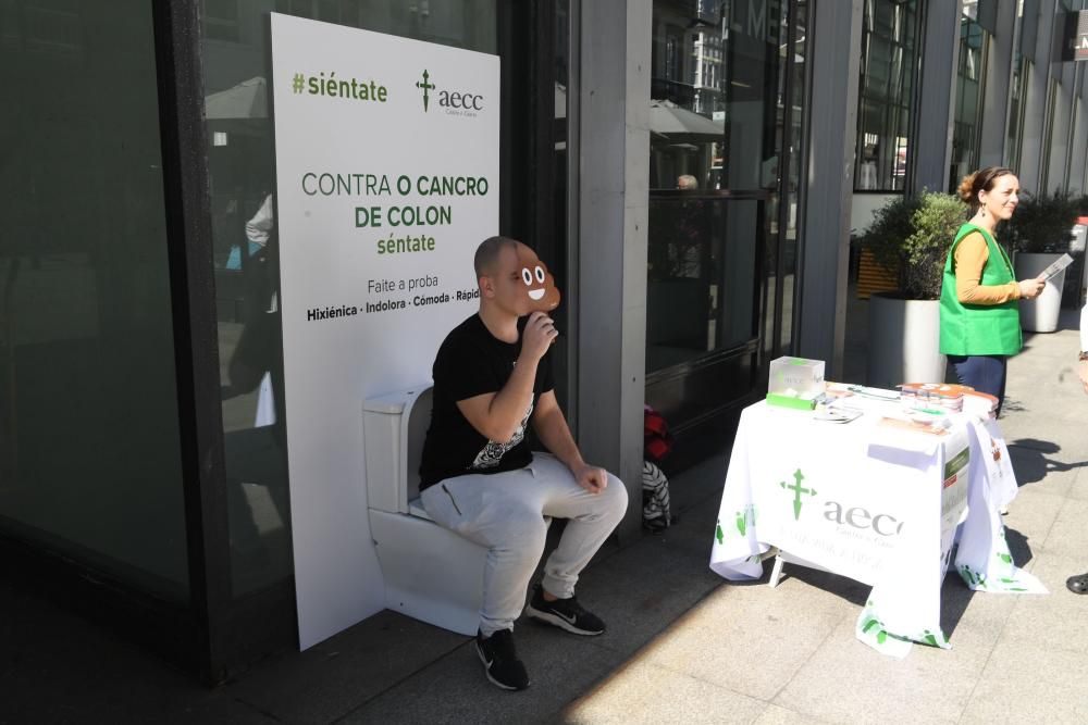 La asosicación contra el cáncer instala una mesa informativa e inodoros en la Plaza de Lugo.