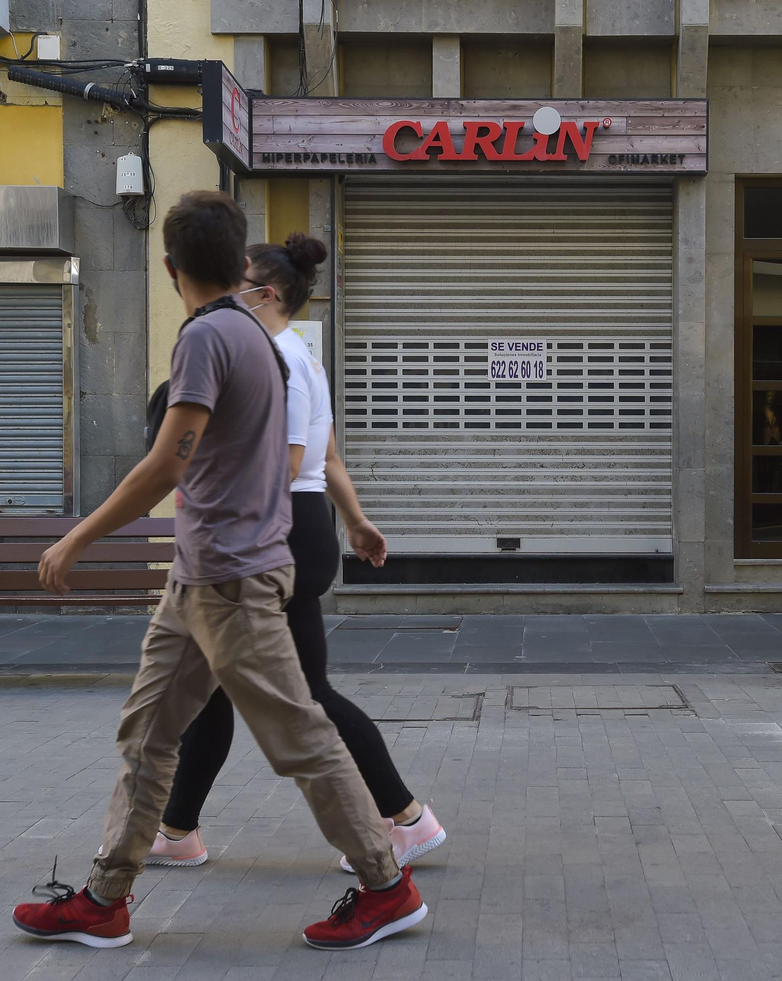 Comercios cerrados o en disolución total en la zona comercial de Triana