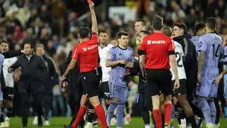 La resaca de un Valencia - Real Madrid "inédito": Gil Manzano grogui y golpes en el vestuario