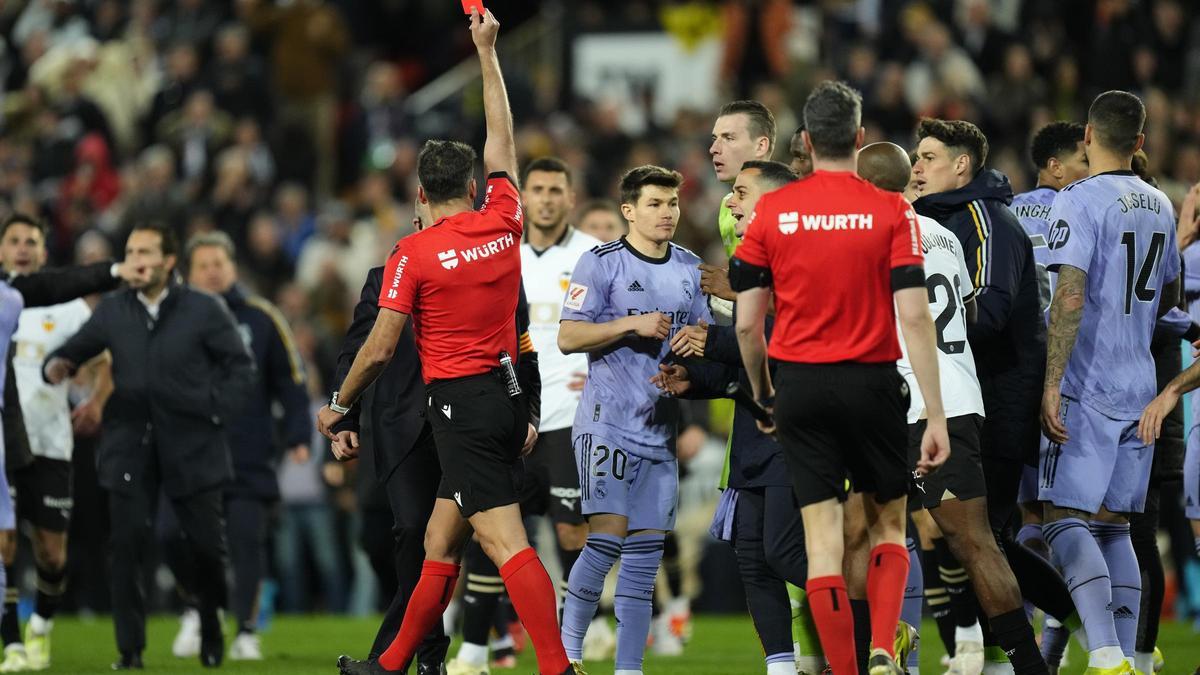 Momento en el colegiado Gil Manzano expulsa a Bellingham tras el polémico final de partido.